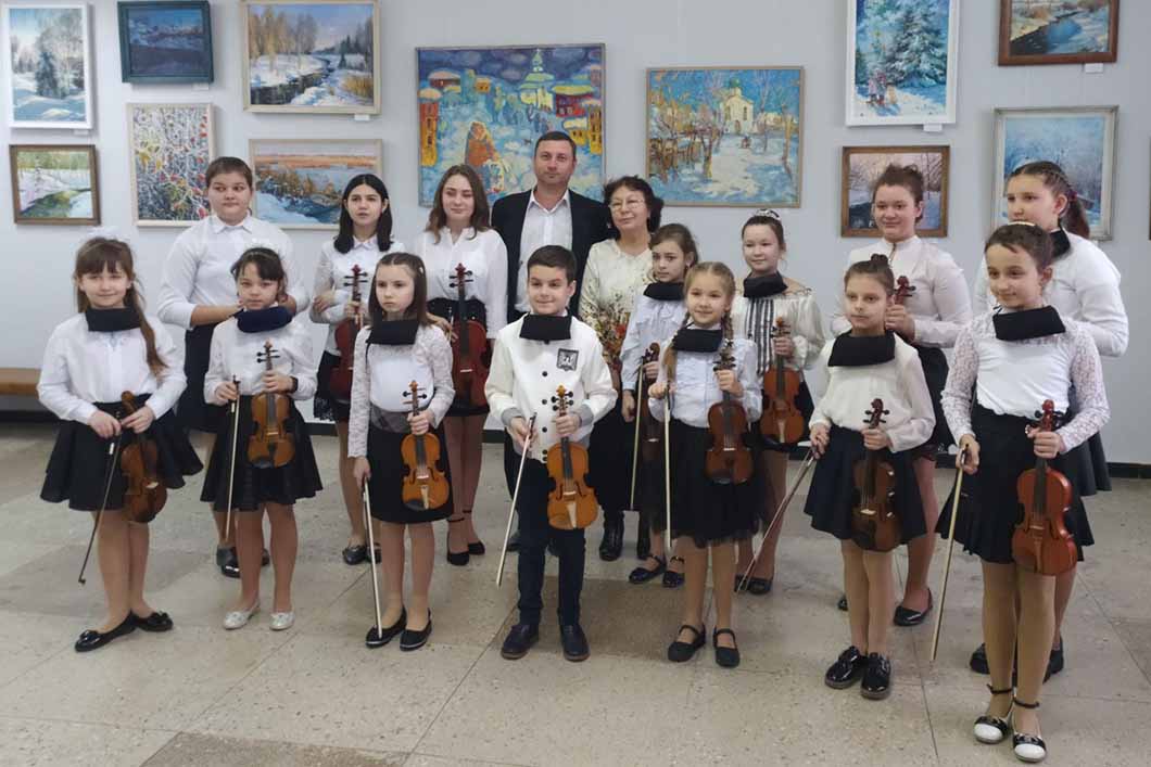 Ансамбль скрипалів, керівник- Альбіна Романченко, концертмейстер - Валерій Данилко
